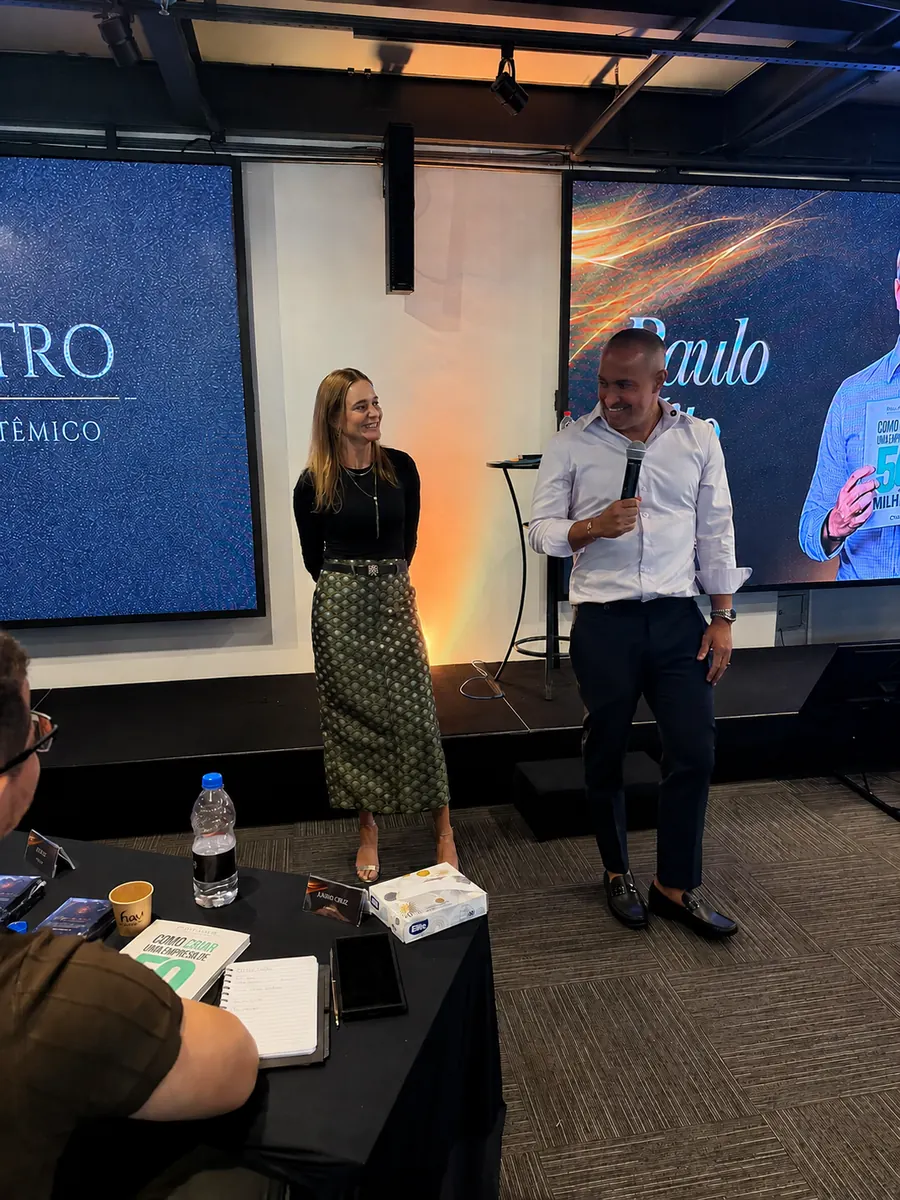 Paulo Kito e Camila Mariano palestrando no palco